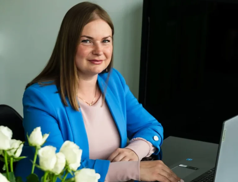 Pieniądze, długopis, okulary i&nbsp;kalkulator